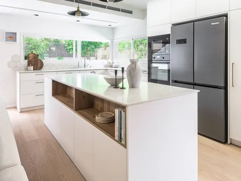 מטבח מוגמר בבית בקדימה עם תאורה חדשה