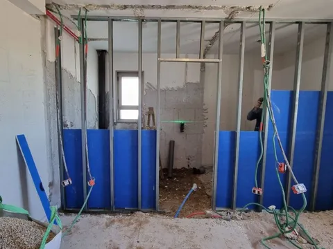 שבירת קירות בתחילת שיפוץ יחידת ההורים