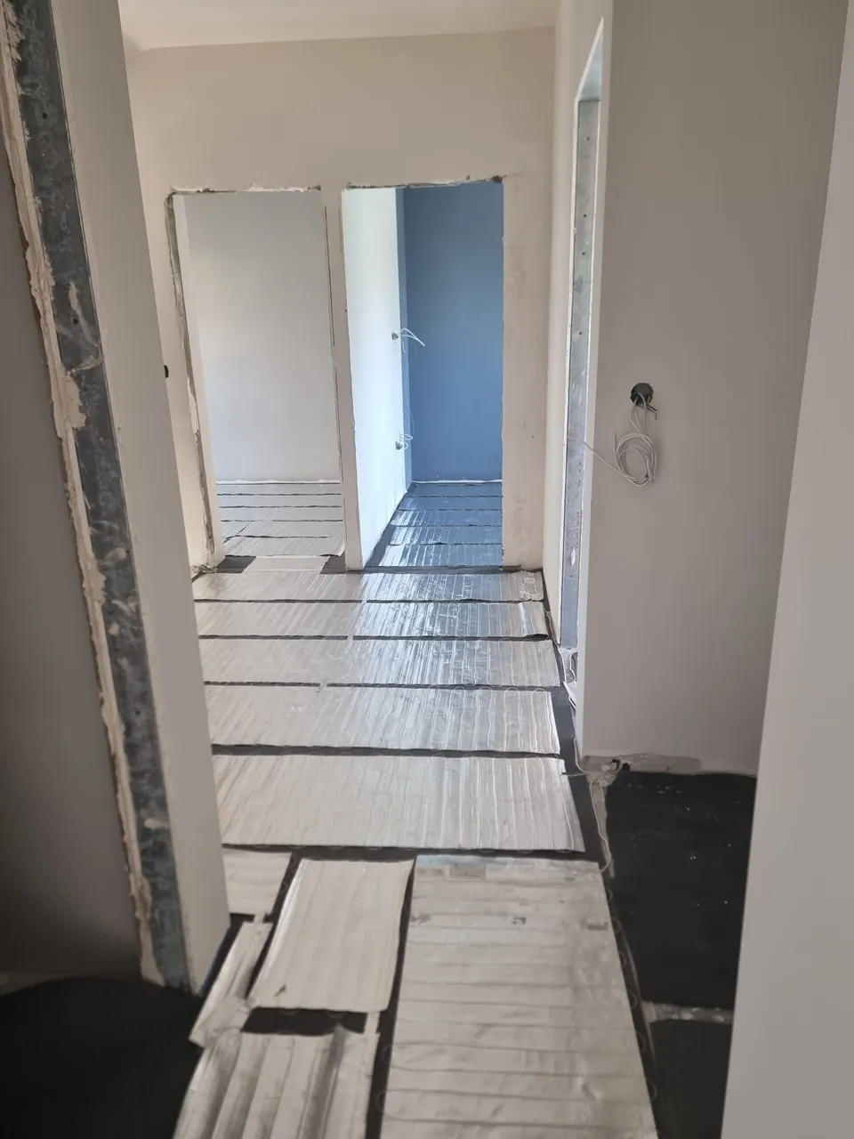 התקנת מערכת חימום תת רצפתי לפני הנחת הריצוף החדש